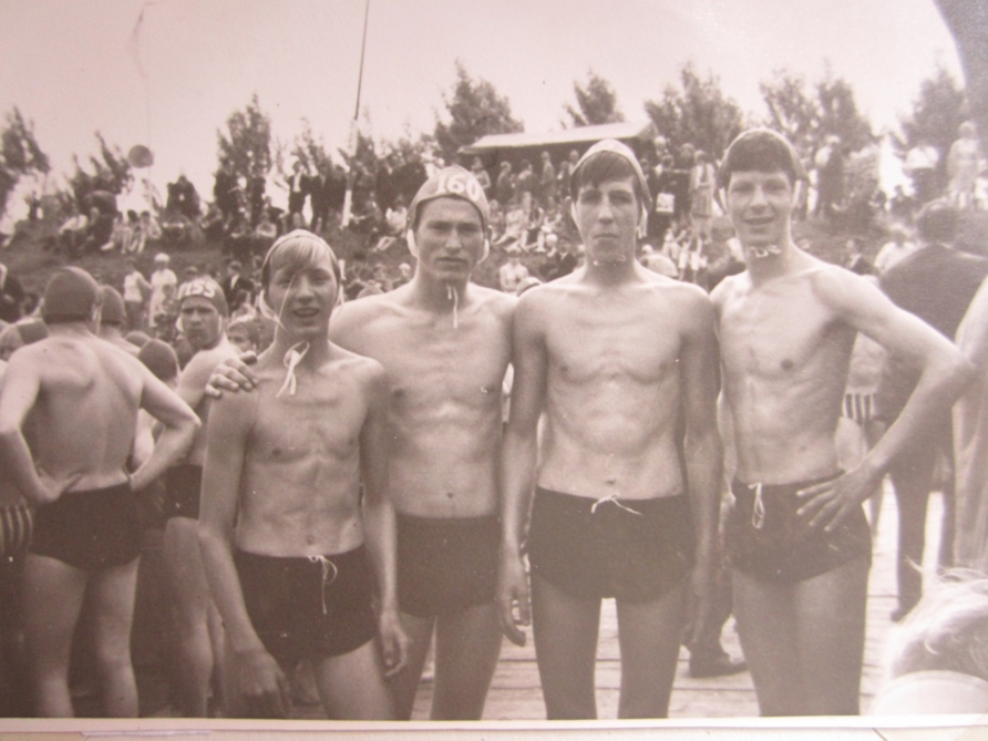 De zwemmers van IJsselmeer zwommen op zondag wél buiten het dorp ! Dit zijn v.l.n.r. Jan Riemsdijk, Rob ten Kulve, Kees van Leeuwen en Henk Visser klaar om het water in te gaan voor een langebaanwedstrijd in Tiel 4 juni 1967.