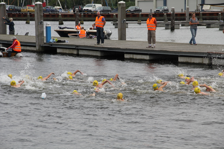 Deelnemers gestart voor de lange afstand in de 1e Huizer Gooimeerrace