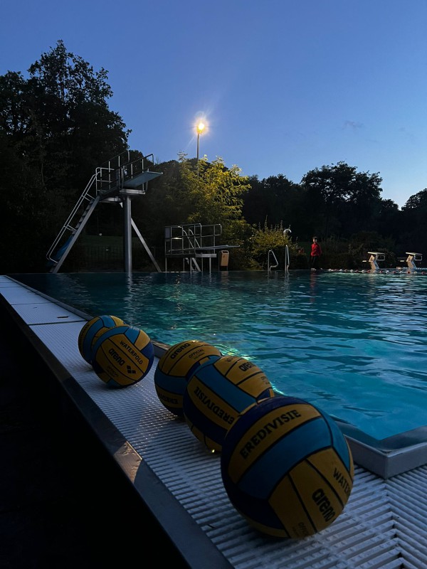 Einde buitenseizoen waterpolo in de Sijsjesberg in het Gooi