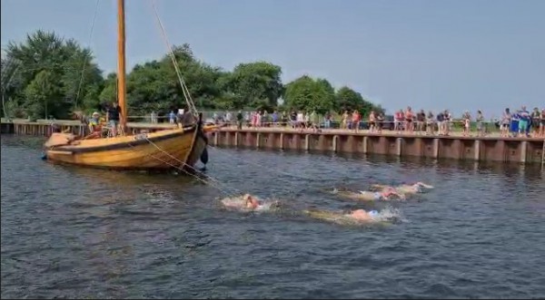 Waterpoloërs van IJsselmeer trekken botter de haven van Huizen uit.