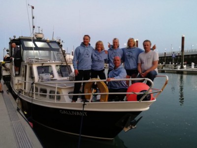 Estafetteteam IJsselmeer zwemt Het Kanaal over.