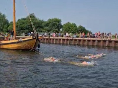 Waterpoloërs van IJsselmeer trekken botter de haven van Huizen uit.