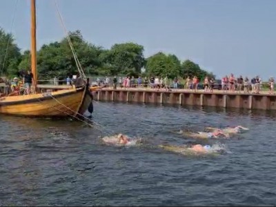 Waterpoloërs van IJsselmeer trekken botter de haven van Huizen uit. Waterpoloërs van IJsselmeer trekken botter de haven van Huizen uit.